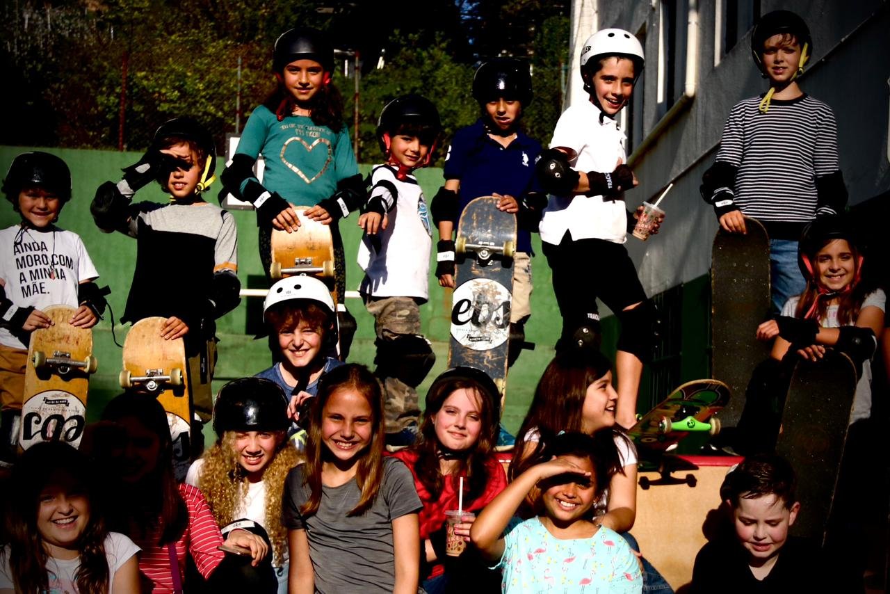 Convidados participando de atividade de skate